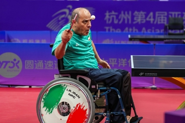 10月23日，杭州第4屆亞殘運(yùn)會(huì)乒乓球男子單打Class2小組循環(huán)賽舉行。圖為伊朗隊(duì)選手哈?！ず嗁M(fèi)尚在比賽中。圖片來源：杭州亞殘組委會(huì)