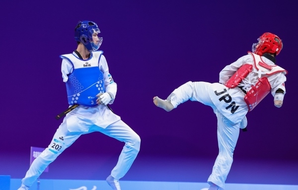 10月23日，杭州第4屆亞殘運(yùn)會(huì)跆拳道男子K44級(jí)58公斤級(jí)銅牌賽舉行。圖為烏茲別克斯坦隊(duì)選手桑賈貝克·穆赫托羅夫(左)和日本隊(duì)選手阿渡健太在比賽中。圖片來源：杭州亞殘組委會(huì)