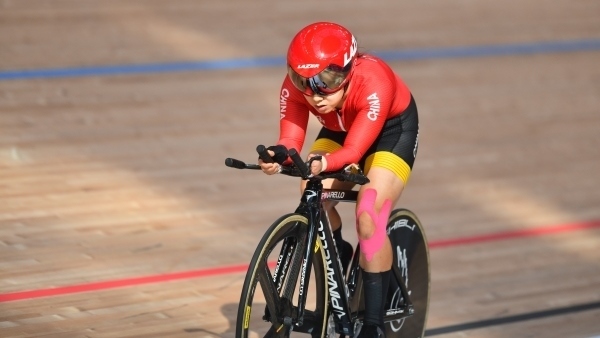 10月23日，杭州第4屆亞殘運(yùn)會(huì)場地自行車女子個(gè)人C4-5級(jí)3000米追逐賽金牌賽舉行。圖為中國隊(duì)選手季子賢在比賽中。圖片來源：杭州亞殘組委會(huì)