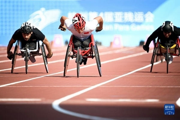 10月23日，中國選手龔文浩（左二）在杭州第4屆亞殘運(yùn)會(huì)男子100米-T34決賽的比賽中。他以15秒55的成績獲得該項(xiàng)目銀牌。新華社記者 江漢攝
