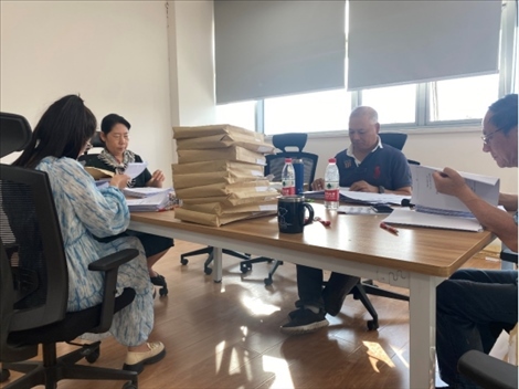 北京交通大學退休教師田立年與當地師生在一起。校方供圖