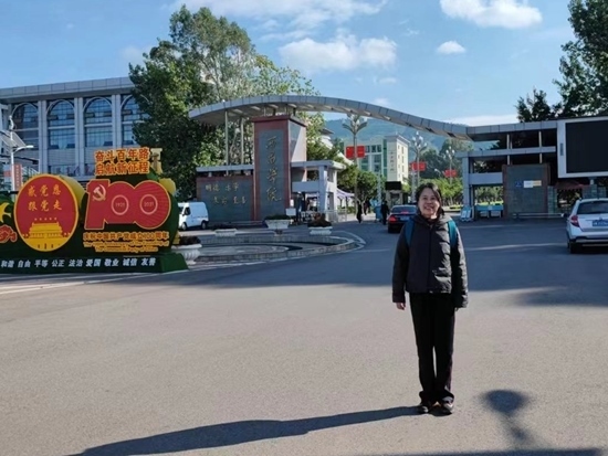 北京交通大學退休教師李唐軍在西昌學院。校方供圖