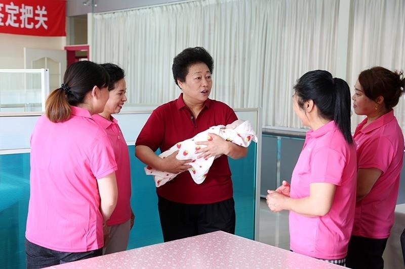 △2021年6月2日，卓長立（中）指導正在接受培訓的家政服務員。