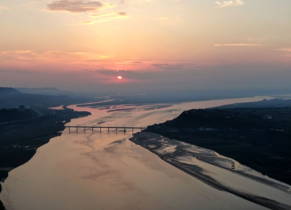  豫陜交界附近拍攝的黃河景色（2020年9月7日攝，無(wú)人機(jī)照片）。新華社記者 郝源 攝
