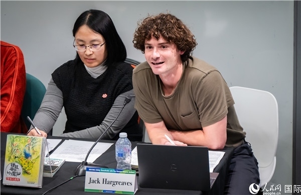 4、英國漢學(xué)家沈如風(fēng)對中國文學(xué)譯作的未來充滿期待。郭錦標(biāo)攝