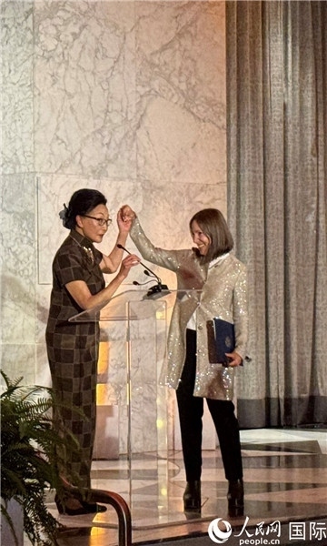 加州副州長康伊蓮為方李邦琴獲獎(jiǎng)致辭。人民網(wǎng)記者 鄧圩攝