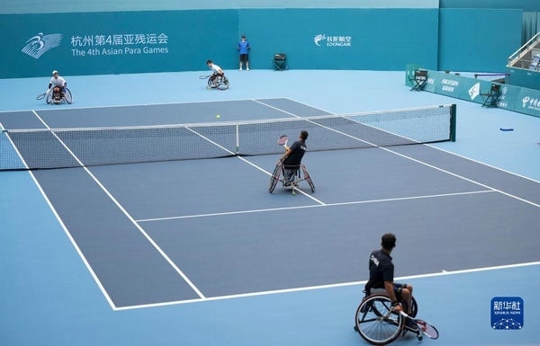 10月24日，在杭州第4屆亞殘運會輪椅網(wǎng)球男子雙打1/4決賽中，中國組合董順江/紀珍旭以0比2不敵韓國組合任浩元/韓成奉，無緣半決賽。圖為董順江（右二）/紀珍旭（右一）在比賽中。新華社記者 才揚攝