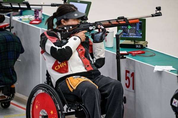 10月23日，杭州第4屆亞殘運會射擊(R2)SH1級女子10米氣步槍立射資格賽舉行。圖為中國隊選手張翠平在比賽中。圖片來源：杭州亞殘組委