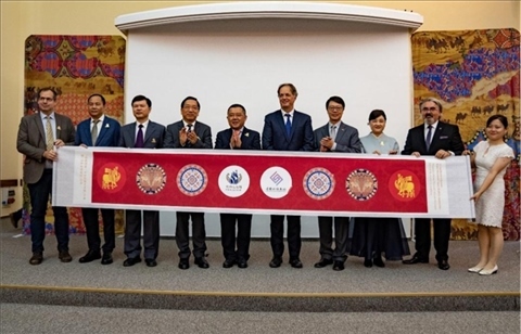 “絲路綺粲—中國絲綢藝術(shù)展”開幕式在匈牙利首都布達佩斯舉行。布達佩斯中國文化中心供圖