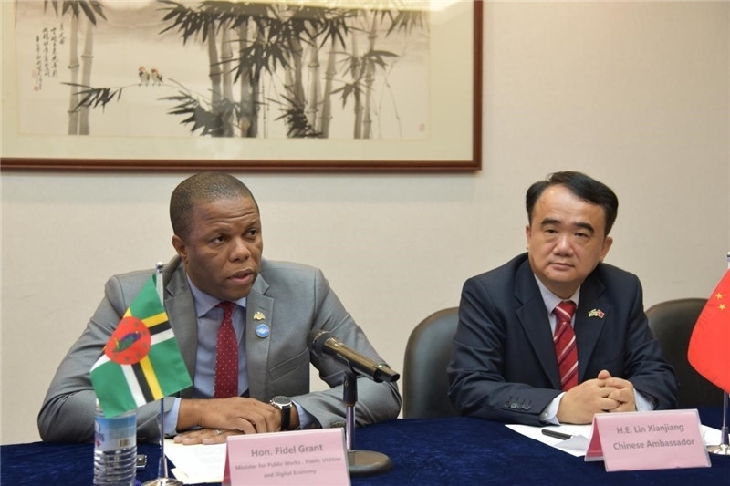 多公共工程部部長格蘭特（左一）向與會記者介紹赴華參會情況。駐多米尼克使館供圖