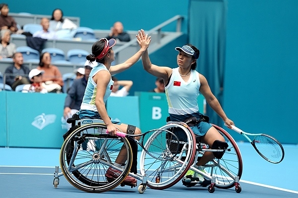10月25日，杭州亞殘運(yùn)會(huì)輪椅網(wǎng)球女雙決賽，中國(guó)組合朱珍珍(右)/郭珞瑤慶祝得分。人民網(wǎng)記者 胡雪蓉?cái)z
