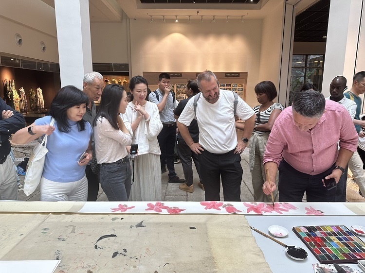 首屆國際傳播“絲路獎”獲獎代表等在廣州市荔灣區(qū)永慶坊參加文化交流活動。楊爍壁、王燕攝影報道