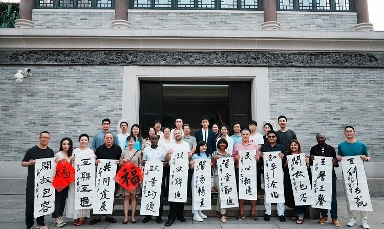 首屆國際傳播“絲路獎”獲獎代表等在廣州市荔灣區(qū)永慶坊參加文化交流活動。楊爍壁、王燕攝影報道