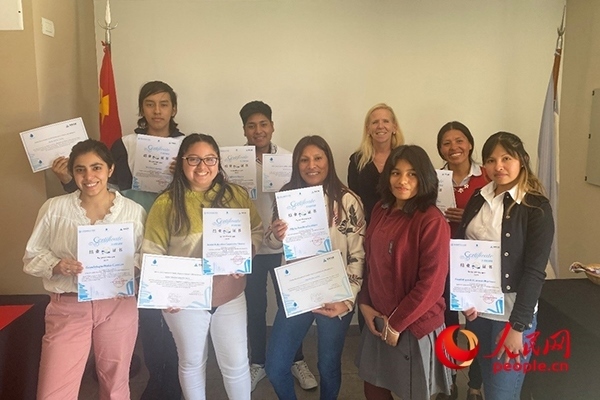 社區(qū)工作專家莫伊拉（后排右二）向“中文工坊”第二期培訓(xùn)班部分結(jié)業(yè)學(xué)員頒發(fā)由薩爾塔省教育部簽發(fā)的結(jié)業(yè)證書。人民網(wǎng)記者 吳思萱攝