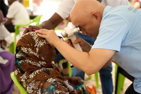 醫(yī)療隊(duì)為當(dāng)?shù)鼗颊吡x診。中國援桑醫(yī)療隊(duì)供圖