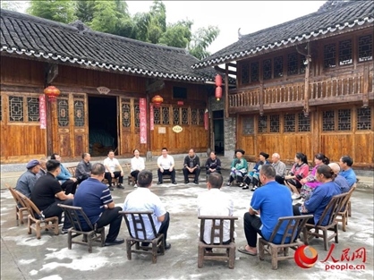 花垣縣石欄鎮(zhèn)朋巖村的院壩會(huì)。人民網(wǎng) 周靜圓攝