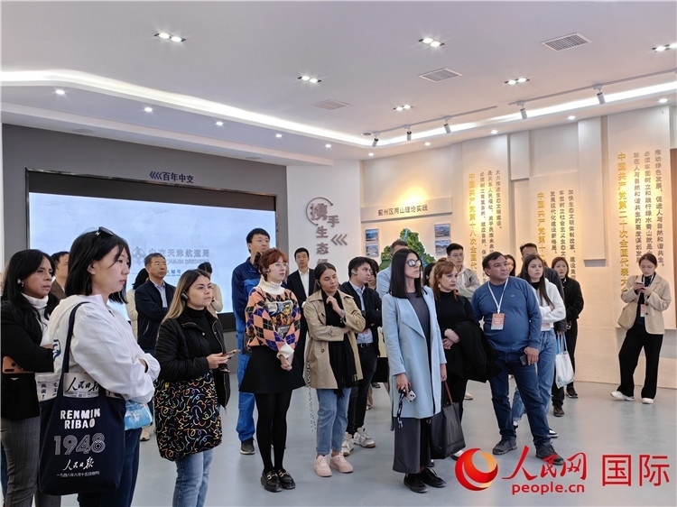 媒體記者探訪薊州礦山生態(tài)修復(fù)項(xiàng)目。人民網(wǎng)記者 符園園攝