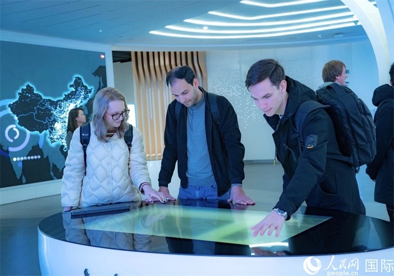 歐亞國家記者在國家大數(shù)據(jù)（貴州）綜合試驗(yàn)區(qū)交流體驗(yàn)中心參觀。人民網(wǎng) 陽茜攝