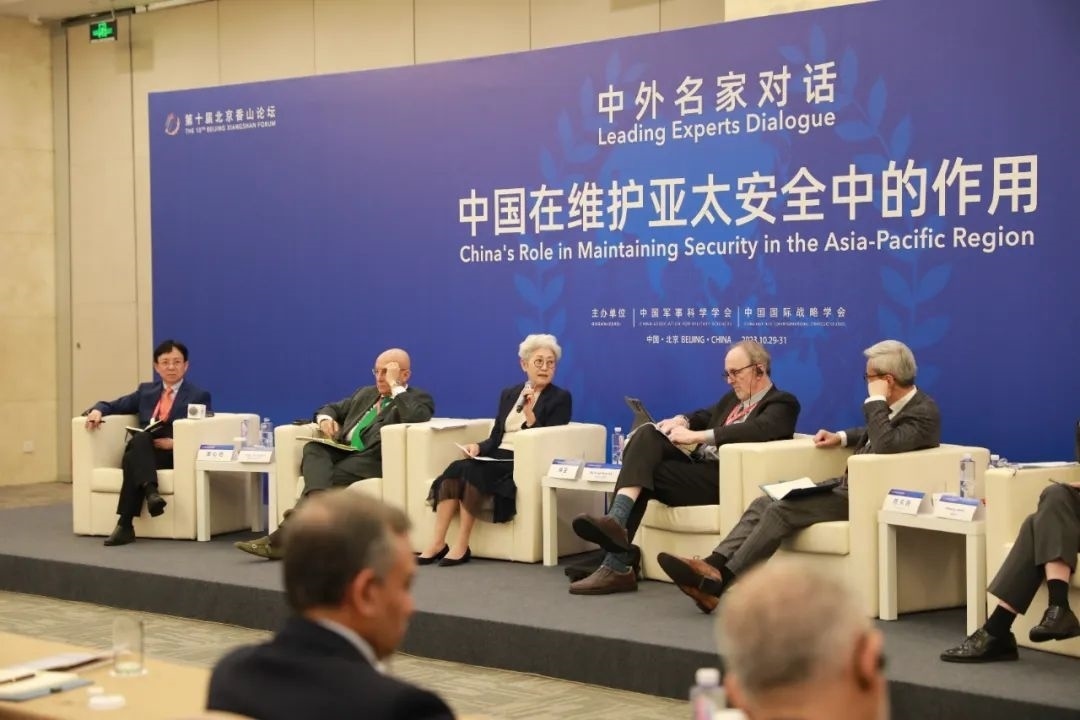 傅瑩（左三）反駁邁克爾·史文（左四）。斯基攝