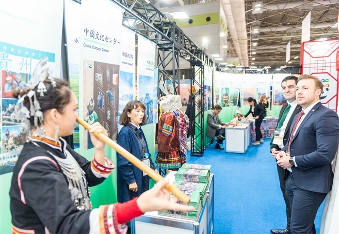 日本國際旅游博覽會中國展館的黎族非遺項目“鼻簫”表演。圖片由中國駐東京旅游辦事處提供