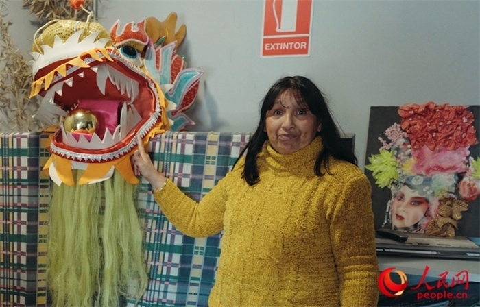 “熊貓閱覽室”一角。盧漢·梅洛為記者展示大使館贈送的龍頭。人民網(wǎng)記者 張若涵攝