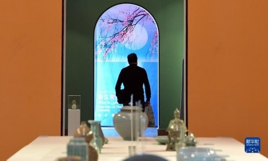 10月30日，人們在伊朗德黑蘭伊朗國家藝術(shù)科學(xué)院觀看展出的展品。新華社記者 沙達(dá)提 攝