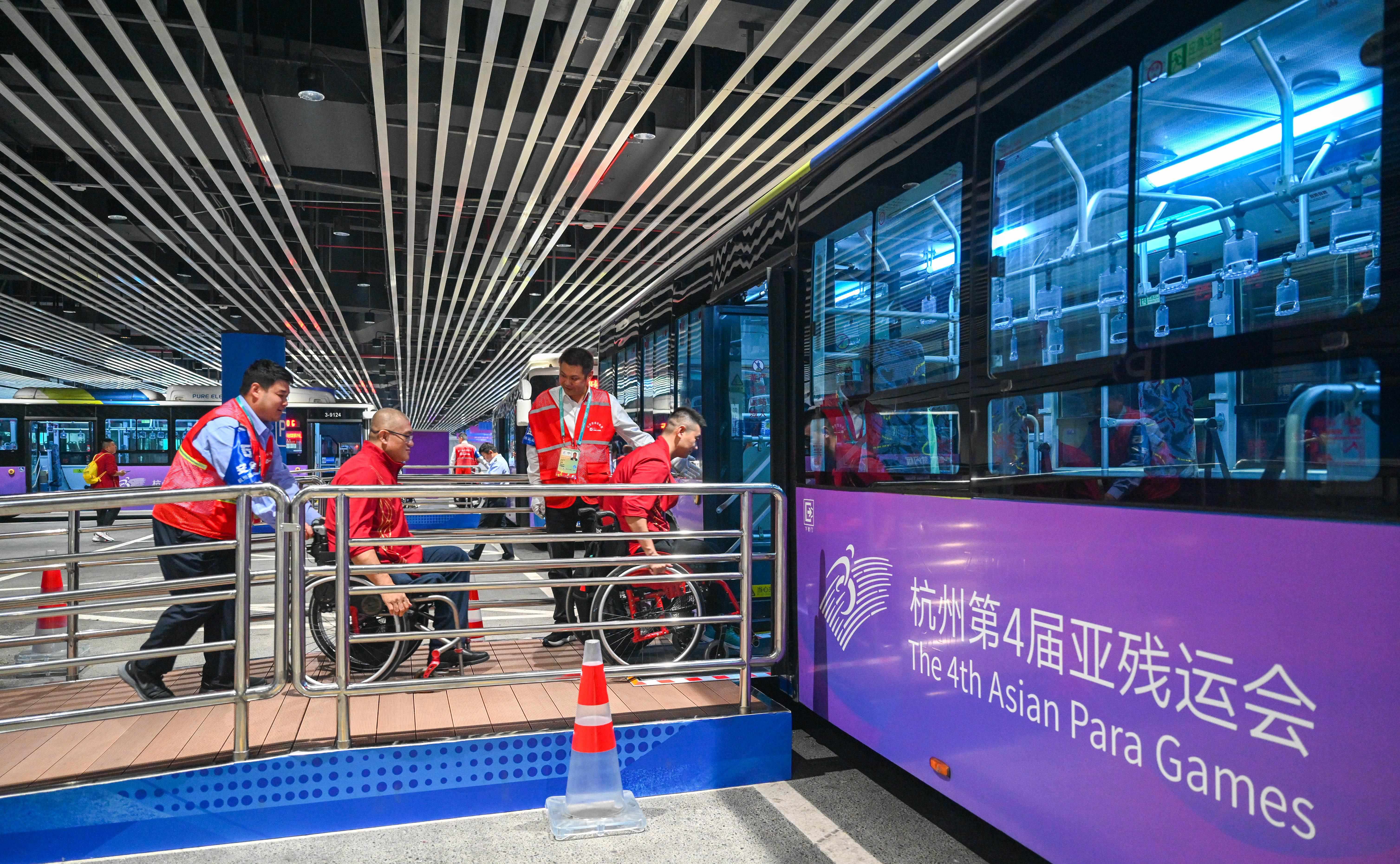 △2023年10月25日，結(jié)束輪椅籃球比賽后的中國(guó)隊(duì)和阿富汗隊(duì)球員通過(guò)無(wú)障礙坡道，順利上車返回運(yùn)動(dòng)員村。