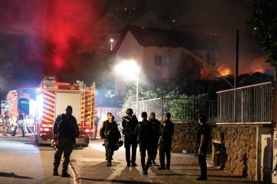  10月29日，在以色列北部城市謝莫納，以軍士兵和急救人員在一處被火箭彈擊中的現(xiàn)場執(zhí)勤。新華社發(fā)（阿亞爾·馬爾戈林?jǐn)z/基尼圖片社）