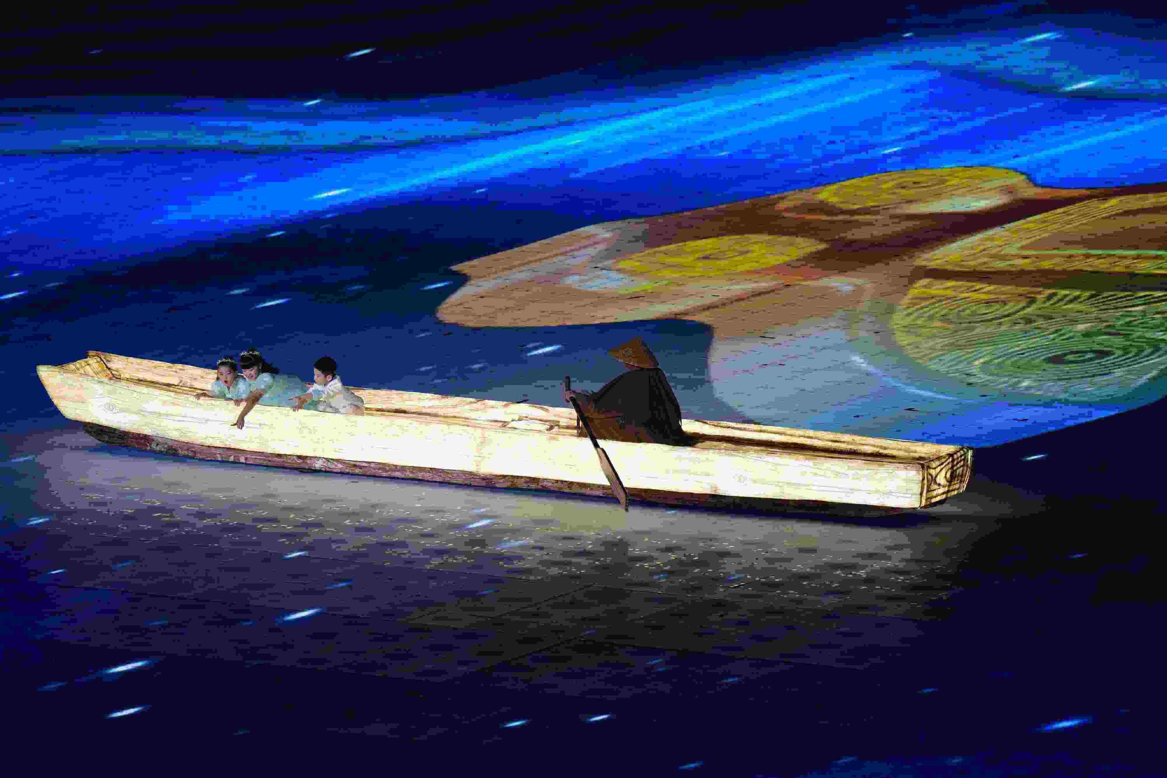 △2023年10月28日，杭州亞殘運(yùn)會(huì)閉幕式上的“中華第一舟”。