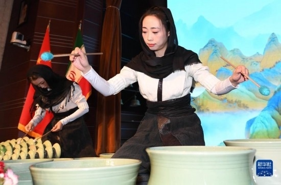 10月30日，演員在伊朗德黑蘭伊朗國家藝術(shù)科學(xué)院舉行的“青風(fēng)海上來”浙江青瓷巡禮開幕式暨“萬象中國·天下寧波”寧波文旅推介會開幕式上表演。新華社記者 沙達(dá)提 攝