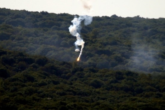 10月28日，閃光彈落在黎巴嫩納古拉樹林中燃起濃煙。新華社發(fā)（阿里·哈希紹攝）