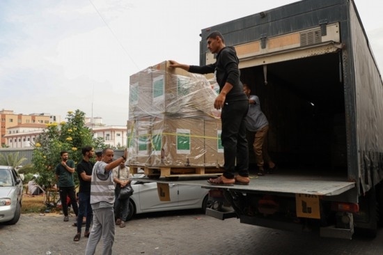  10月29日，工作人員在加沙地帶南部城市汗尤尼斯的一家醫(yī)院搬運(yùn)醫(yī)療援助物資。新華社發(fā)（里澤克·阿卜杜勒賈瓦德攝）