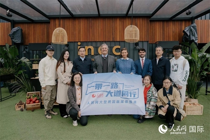 在烏拉圭第118屆普拉多牧農(nóng)業(yè)國(guó)際博覽會(huì)上，烏拉圭國(guó)家肉類協(xié)會(huì)主席與人民網(wǎng)記者合影。人民網(wǎng)記者 張若涵攝