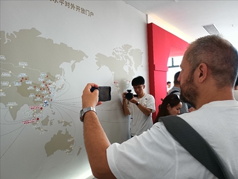 來(lái)自波黑的法魯克·博里奇用手機(jī)記錄廣州港可以通達(dá)到的世界城市與地區(qū)。石青川 攝