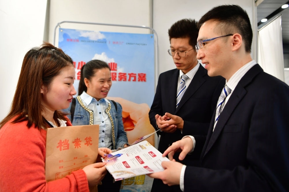 2019年5月9日，兩名鞋業(yè)公司的工作人員（左一和左二）向銀行工作人員咨詢中小微企業(yè)金融服務方案細則。當日，福建自貿區(qū)福州片區(qū)稅企銀三方對接會在馬尾基金小鎮(zhèn)舉辦，來自傳統(tǒng)制造業(yè)、物聯(lián)網(wǎng)和電子商務等行業(yè)的企業(yè)代表參加對接會。新華社記者 魏培全 攝