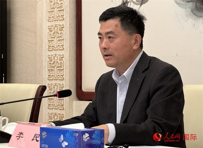 10月31日，歐美同學(xué)會秘書長李民在第五屆中法文化論壇媒體吹風(fēng)會上講話。（人民網(wǎng) 謝瑩攝）