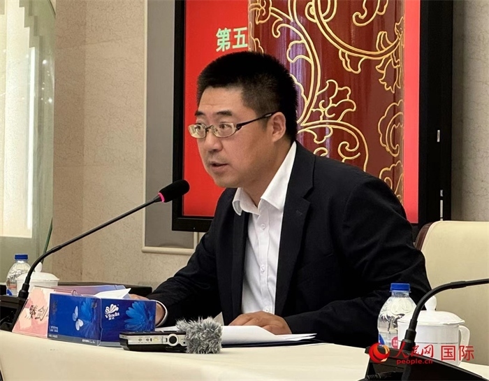 10月31日，歐美同學(xué)會副秘書長滕劍峰在第五屆中法文化論壇媒體吹風(fēng)會上講話。（人民網(wǎng) 謝瑩攝）