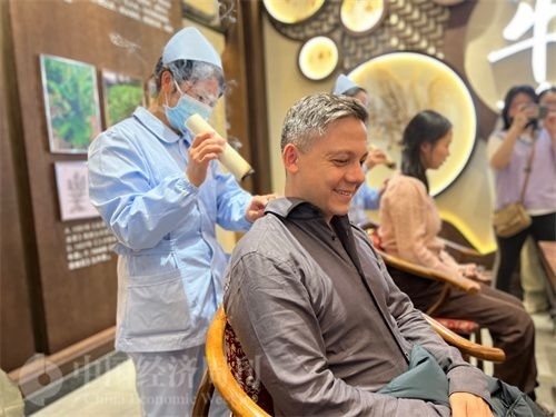  （外媒記者體驗(yàn)艾灸。中國經(jīng)濟(jì)周刊記者 郭志強(qiáng) 攝）