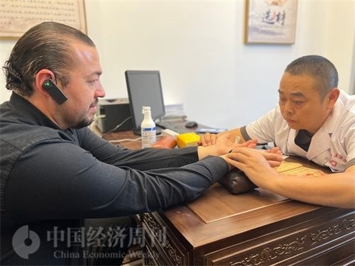  （外媒記者走進(jìn)中醫(yī)堂，問診中醫(yī)名師。中國經(jīng)濟(jì)周刊記者 郭志強(qiáng)攝）