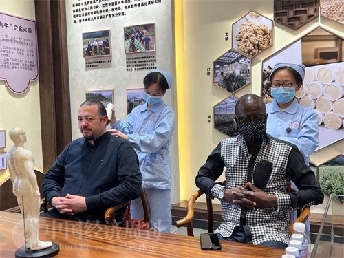  （外媒記者爭先恐后體驗(yàn)艾灸，直呼神奇。中國經(jīng)濟(jì)周刊記者 郭志強(qiáng) 攝）