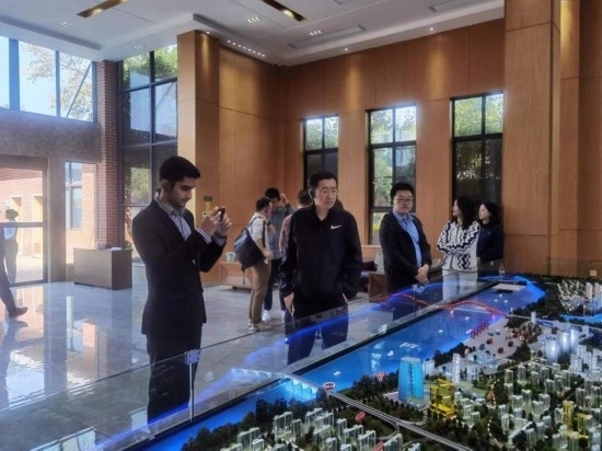 10月24日，2023“一帶一路”媒體合作論壇聯(lián)合采訪團團員在清水塘投資集團招商服務(wù)中心參觀。本報記者 常雯宜攝