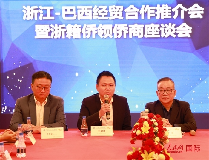 中國駐里約代總領事王尉育（中）在活動中致辭。人民網(wǎng)記者 陳海琪攝