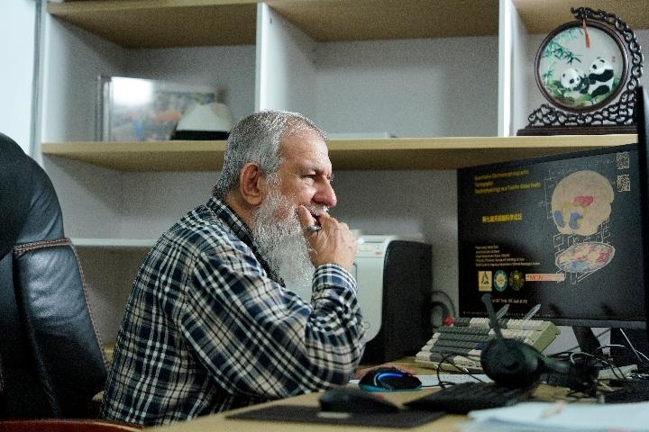 10月31日，古巴科學(xué)家裴德樂在電子科技大學(xué)做科研。