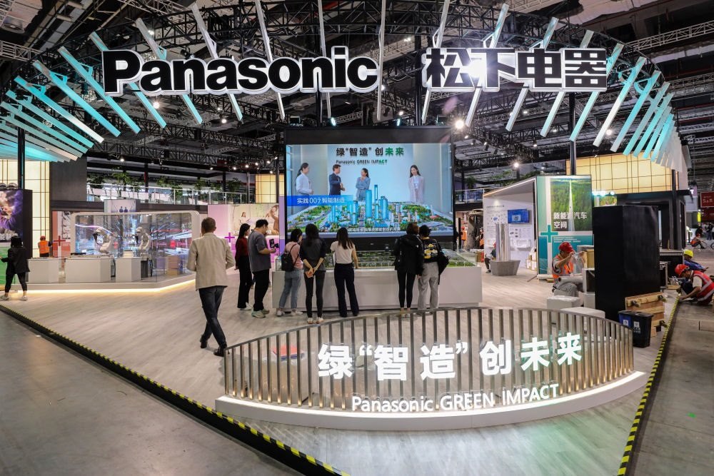 2023年11月2日，工作人員在進博會松下電器展位做準備工作。新華社記者 辛夢晨 攝