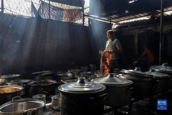 11月3日，在加沙地帶南部城市拉法，人們在煤氣中斷后用柴火做飯。新華社發(fā)（里澤克·阿卜杜勒賈瓦德攝）