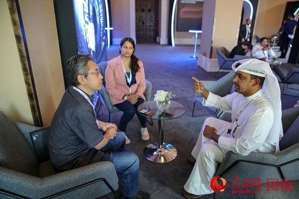 人民網(wǎng)記者采訪迪拜創(chuàng)新企業(yè)家索萊曼·里法伊（右一），索萊曼表示期待加強與中方合作。人民網(wǎng) 塔里克·易卜拉欣 攝