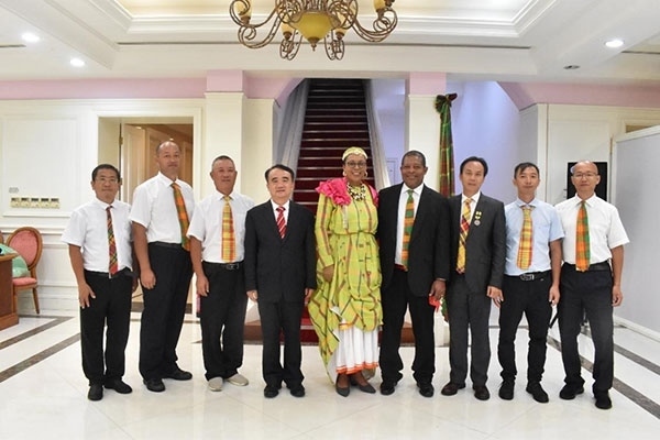 多米尼克總統(tǒng)伯頓和駐多米尼克大使林先江與中國農(nóng)業(yè)技術(shù)專家組合影。中國駐多米尼克大使館供圖