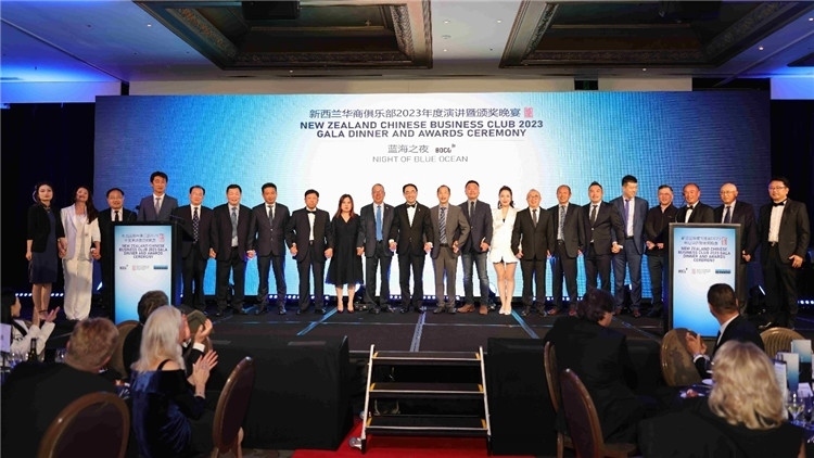 新西蘭華商聯(lián)合總會(huì)首批會(huì)員代表上臺(tái)亮相。攝影：張凱