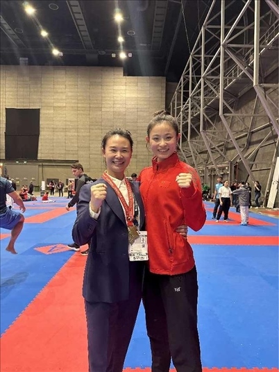 教練李紅（左）與龔莉（右）在2023年匈牙利布達(dá)佩斯世界空手道錦標(biāo)賽上合影。受訪者供圖