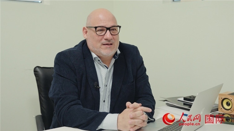 烏拉圭《共和國報》總編輯胡安·布蘭卡接受人民網(wǎng)專訪。人民網(wǎng)記者 張若涵攝